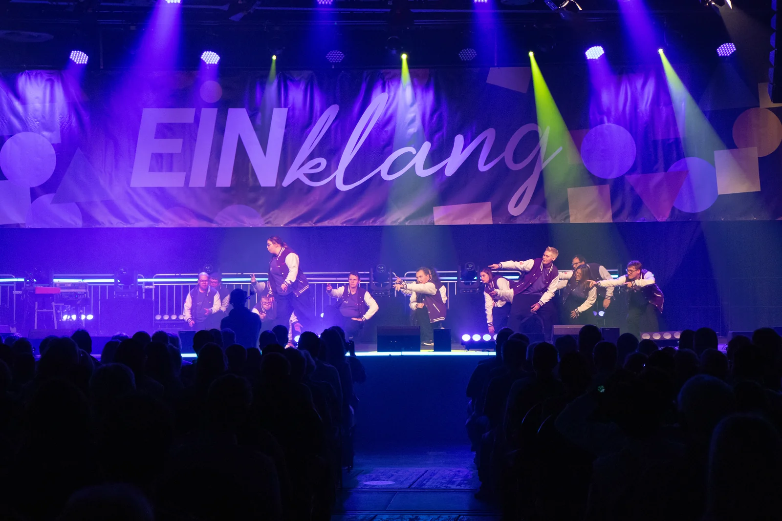 Gemeinsame Tanzformation vor dem EINklang-Schriftzug.