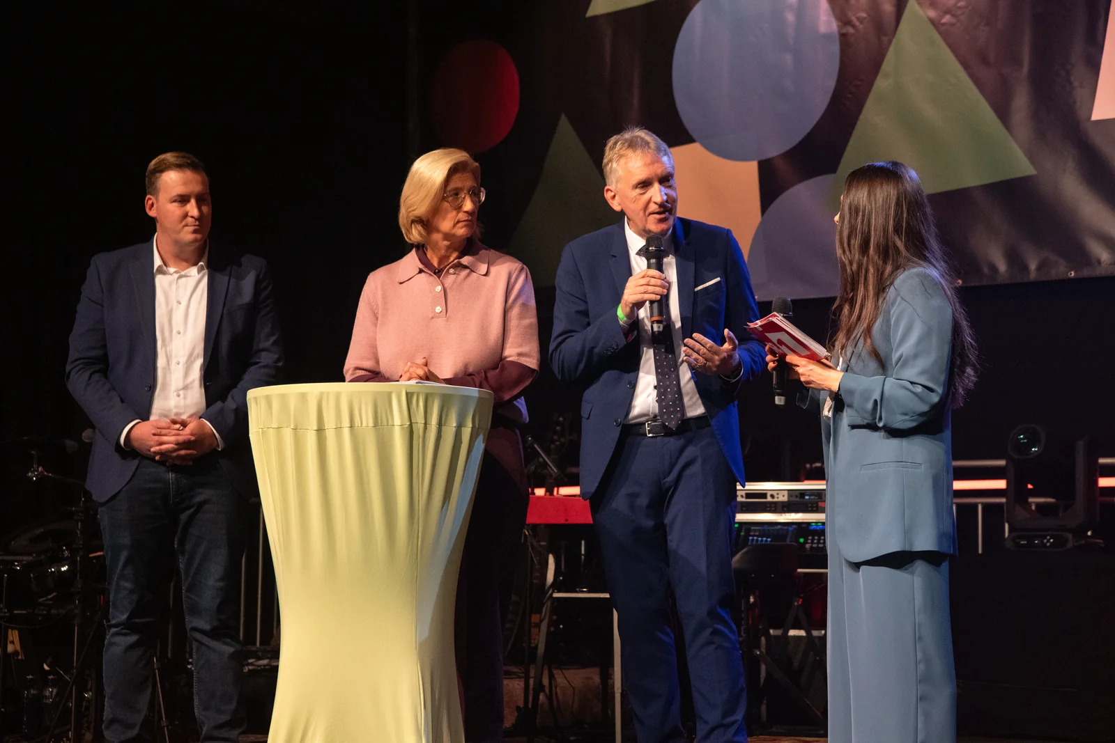 Gespräch mit Gästen und Moderation auf der Festivalbühne 2026.