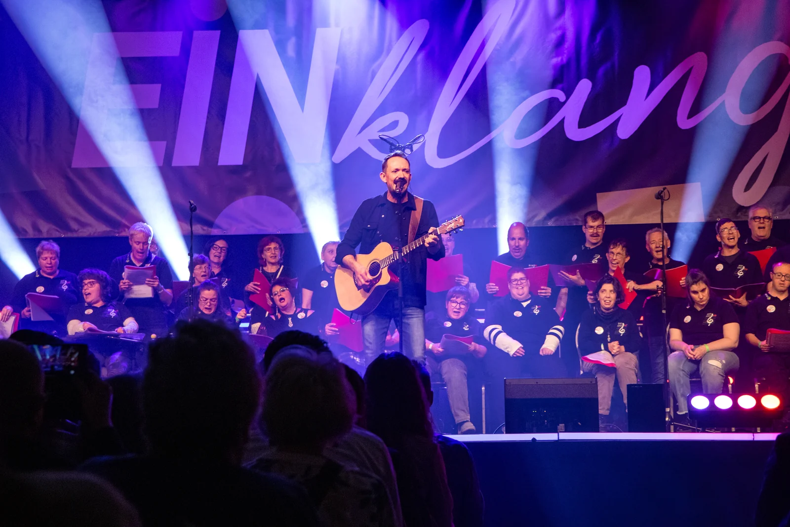 Chor und Musiker gemeinsam auf der Bühne beim EINklang-Festival 2026.