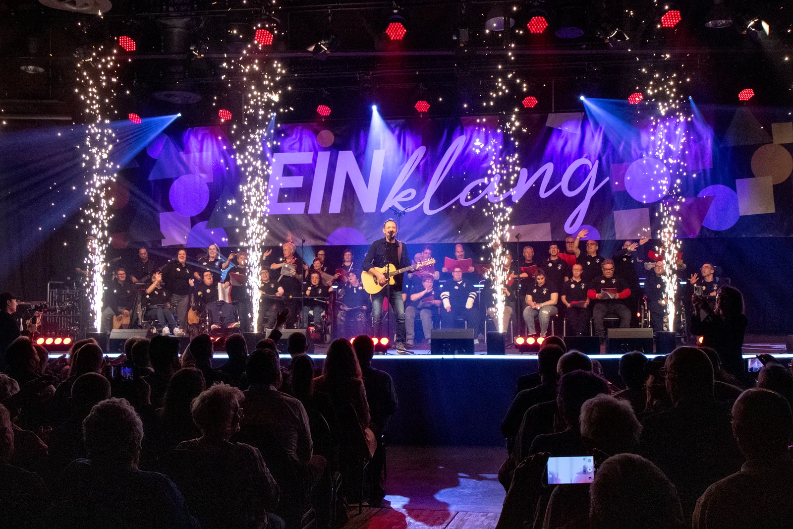 Gemeinsamer Auftritt mit Chor, Band und funkelnden Bühnenfontänen.