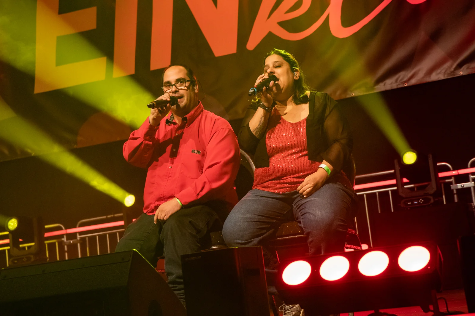 Gesangsduo auf der warm beleuchteten Festivalbühne 2026.