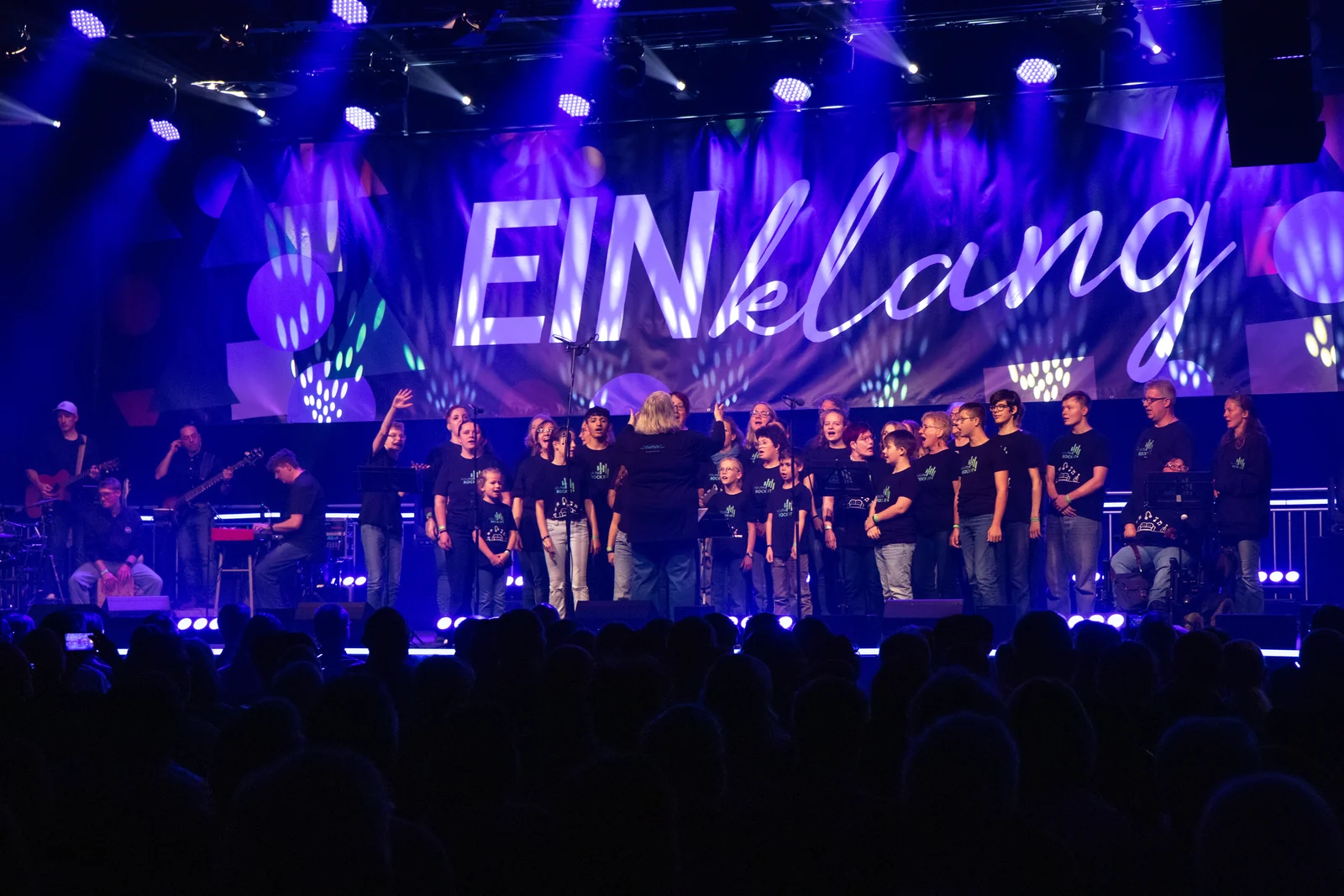Große Gruppe junger Musikerinnen und Musiker bei EINklang 2026.