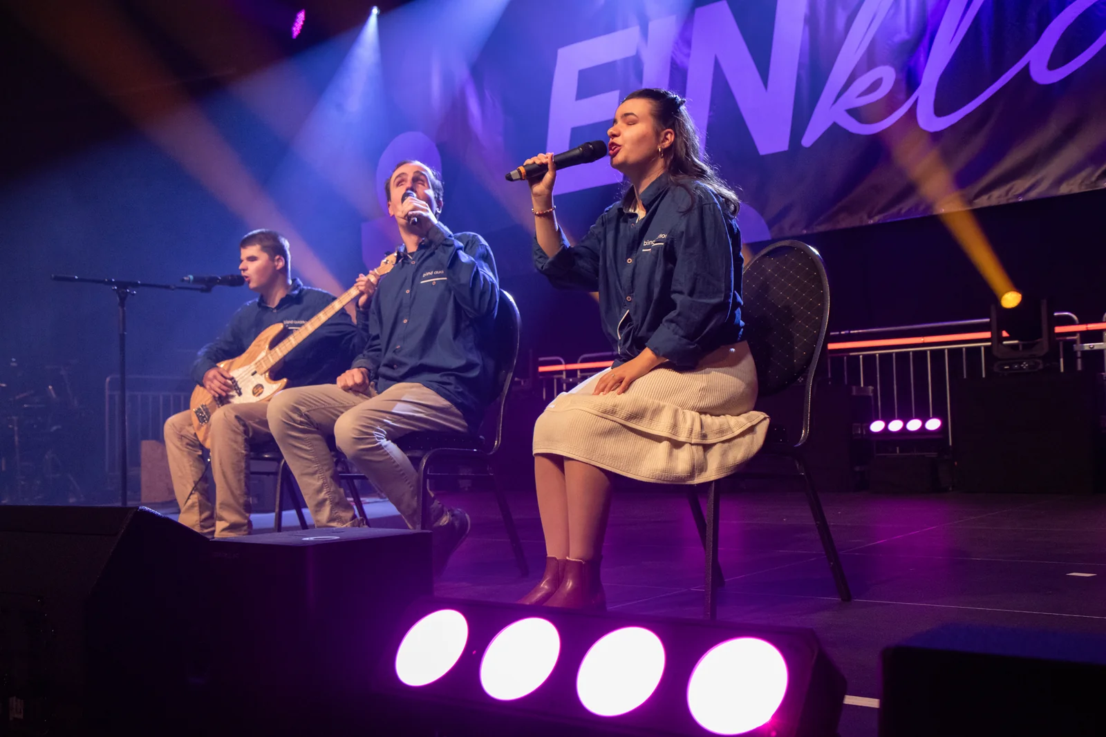 Gesangsgruppe mit Gitarrenbegleitung auf der EINklang-Bühne 2026.