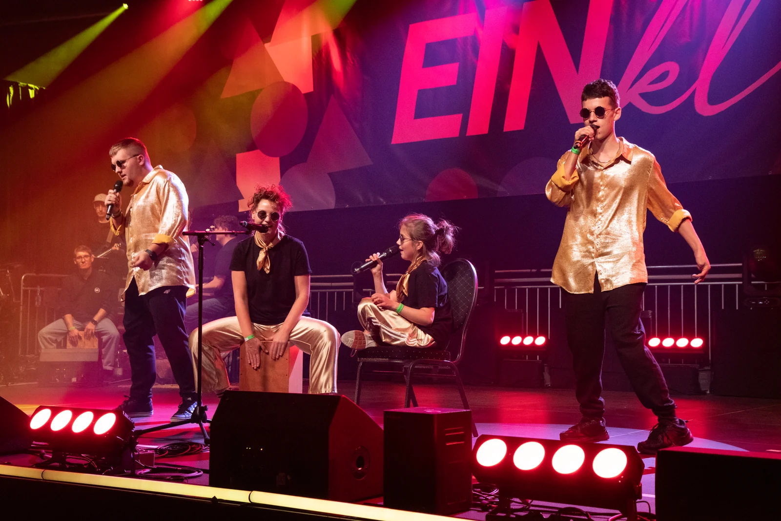 Musikgruppe mit Gesang und Saxofon auf der Festivalbühne.