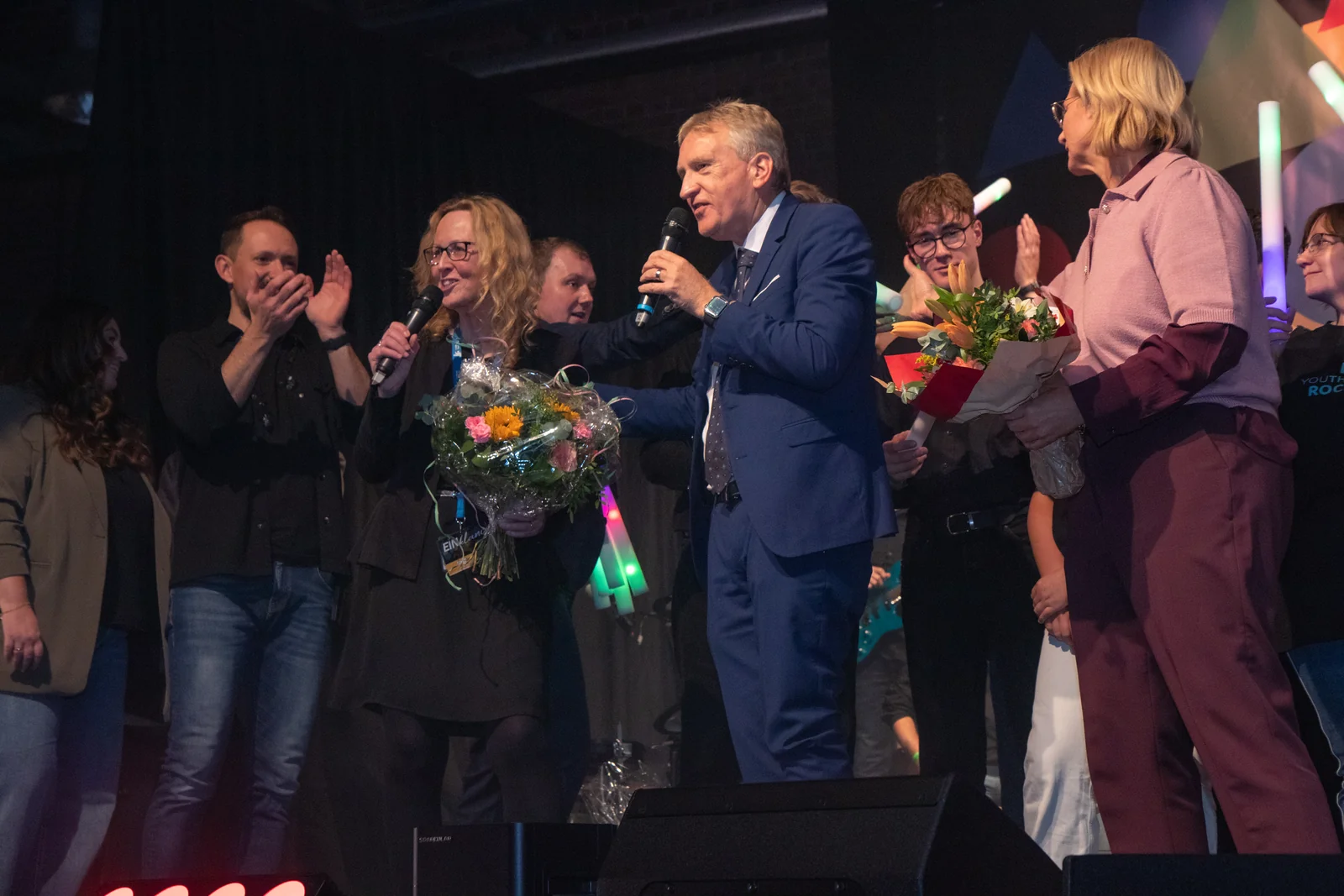 Dank und Blumen für Mitwirkende auf der EINklang-Bühne.