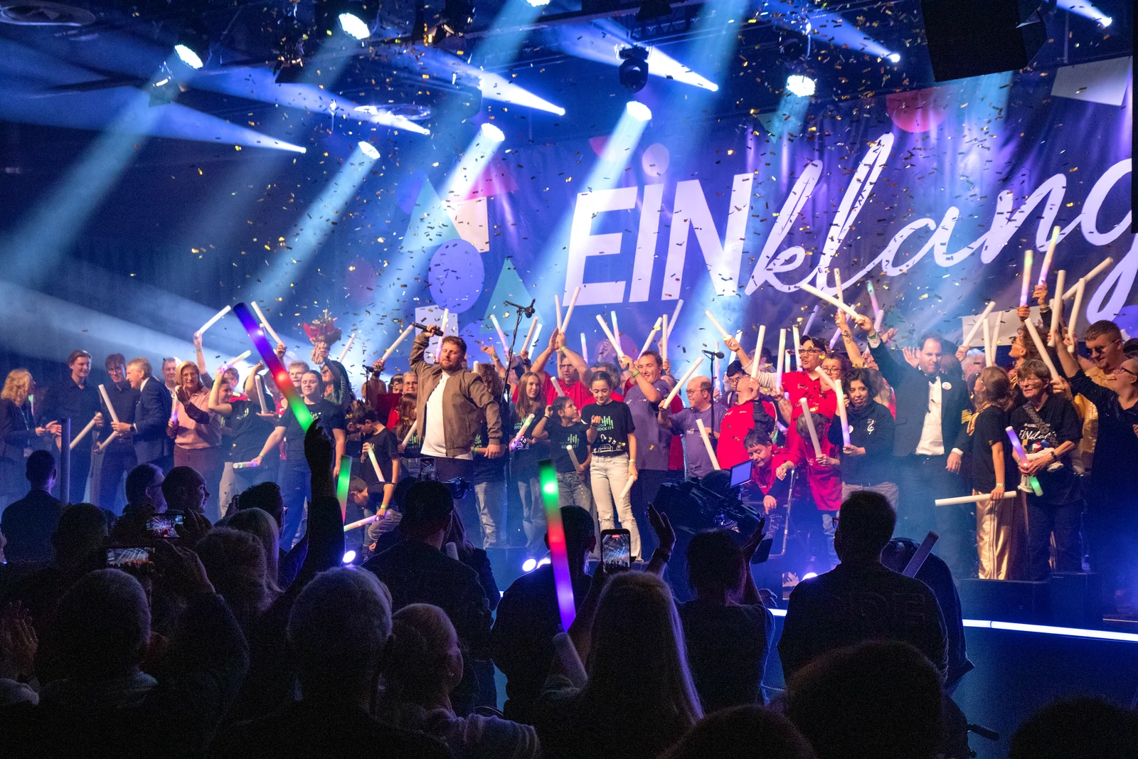 Gemeinsames Finale von EINklang 2026 mit Konfetti und Bühnenfontänen.