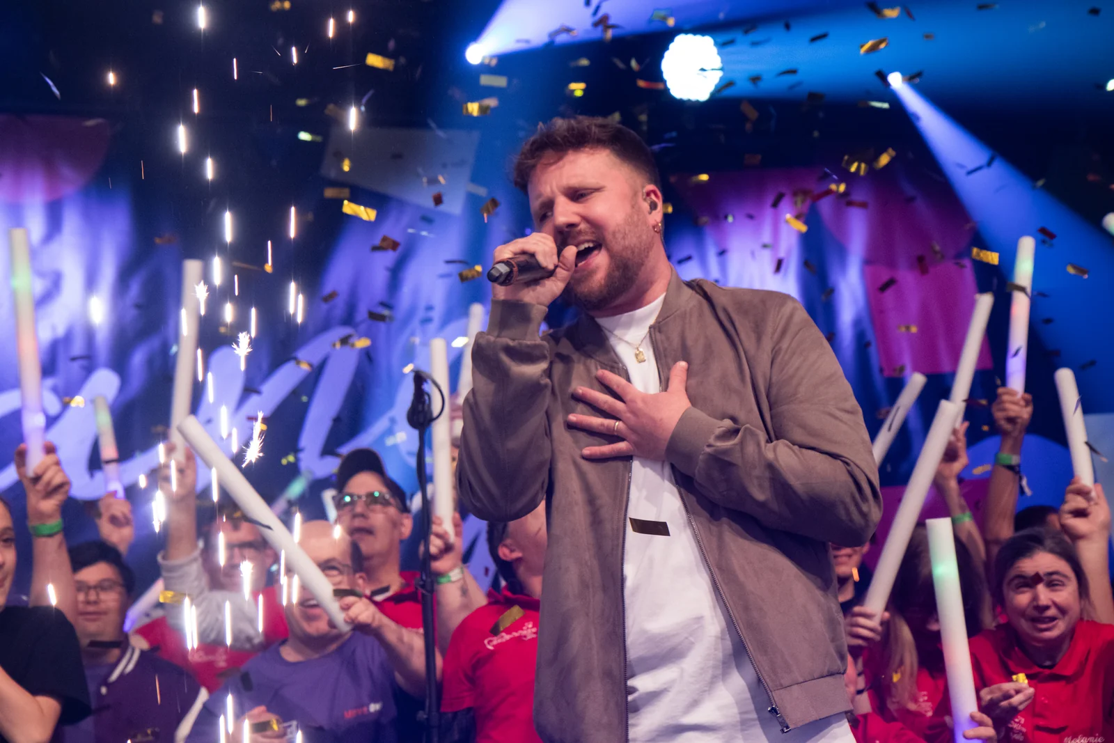 Philipp Leon singt beim Finale vor den gemeinsam auftretenden Künstlern.