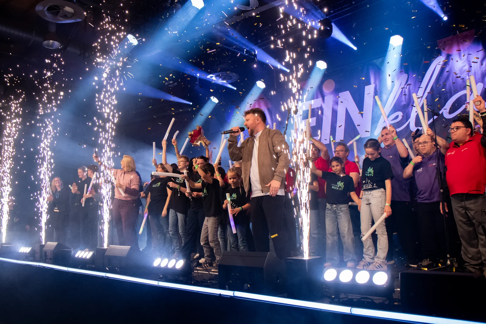 Finale von EINklang 2026 mit Philipp Leon und vielen Mitwirkenden.